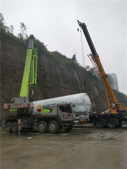 都兰县“不怕风雨冻”—— 吊车的 “恶劣环境适应” 技术